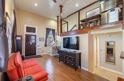 Eureka Apartment | Modern Loft @ historic Colonnade Hotel
