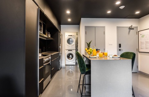 Shaughnessy Village Apartment | Modern Loft near McGill University