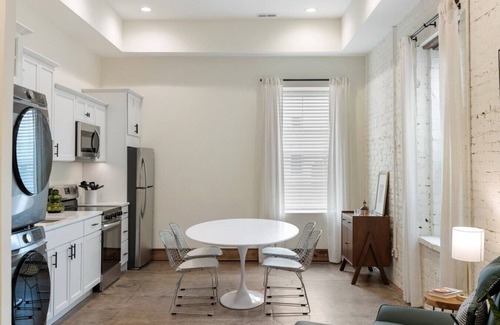 Milton Apartment | Modern Loft-Style Retreat Near Blenko Glass – Milton, WV