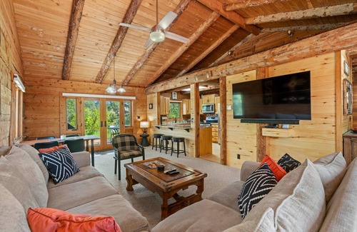 Durango Cabin | Modern Log Cabin, Great Deck, 10 min from Durango!