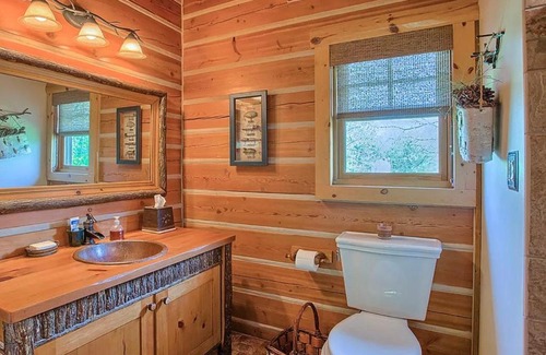 Mahomet Apartment | Modern log cabin