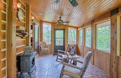 Mahomet Apartment | Modern log cabin