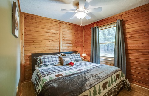 Ruby Cabin | Modern Log Cabin - Pond- Fire Pit- Playground-WiFi
