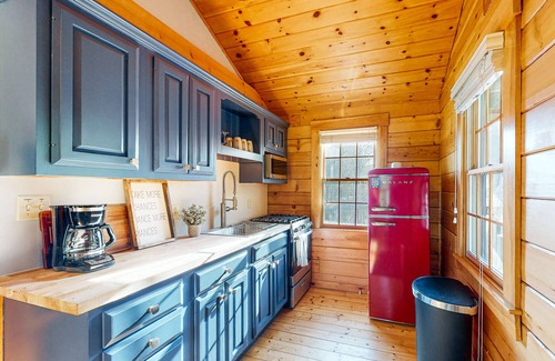 Lincolnville Cabin | Modern log cabin with patio, grill, and washer/dryer