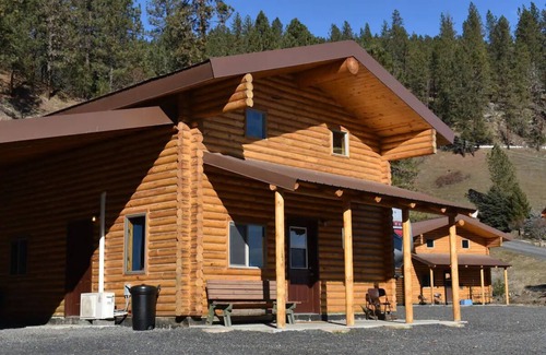 Ahsahka Cabin | Modern log cabin with a cozy feel along the Clearwater River