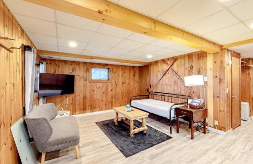 Montgomery Center Apartment | Modern Log Chalet - Lower Unit