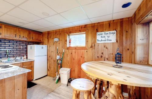 Montgomery Center Apartment | Modern Log Chalet - Lower Unit