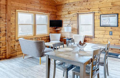 Montgomery Center Apartment | Modern Log Chalet - Upper Level