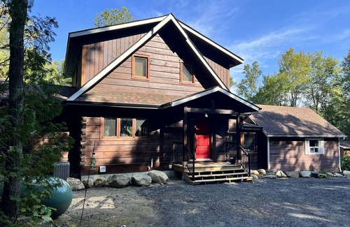 Lake of Bays Cottage | Modern Log Cottage on Quiet Lake in Muskoka