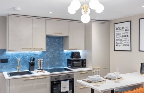 New Cross Apartment | Modern London 3-Bedroom Flat with Hot Tub