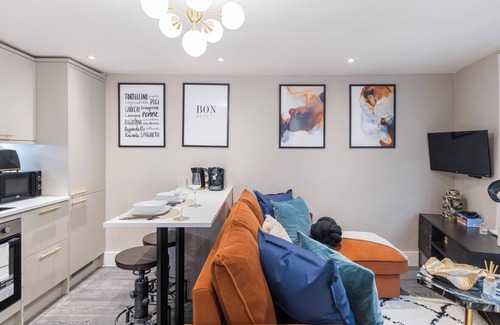 New Cross Apartment | Modern London 3-Bedroom Flat with Hot Tub