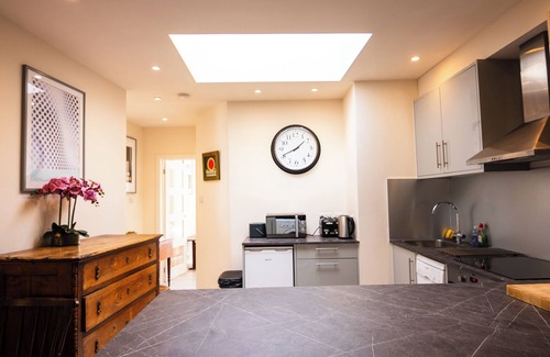 Herne Hill Apartment | Modern London Stay | Near Brixton | Free Off-Street Parking | WiFi