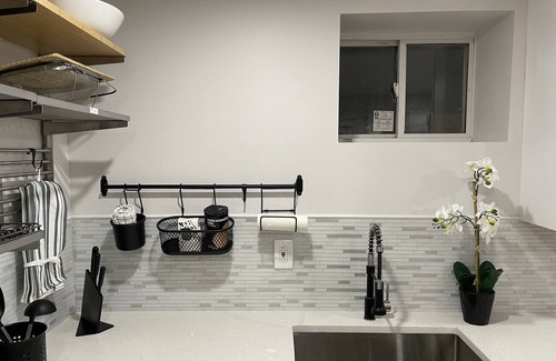 Baldwin Apartment | Modern long island guest suite