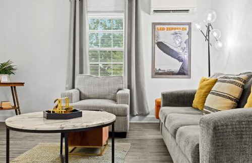 Audubon Apartment | Modern Louisville Stay Free Parking Prime Location