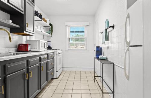 Audubon Apartment | Modern Louisville Stay Free Parking Prime Location