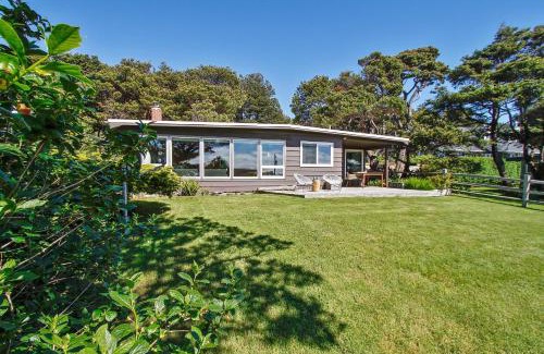 Arch Cape House | Modern Love by AvantStay Serene Home in Arch Cape w Large Yard in Great Location