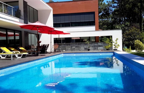 Charneca de Caparica e Sobreda Villa | Modern Luxurious Villa With A Magnificent Sumptuous Pool