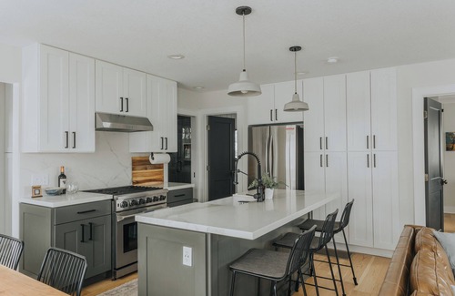 Cascade-Chipita Park House | ☆Modern Luxury Cabin - Hot Tub✔ Hiking✔ Hammocks✔☆