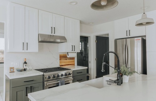 Cascade-Chipita Park House | ☆Modern Luxury Cabin - Hot Tub✔ Hiking✔ Hammocks✔☆