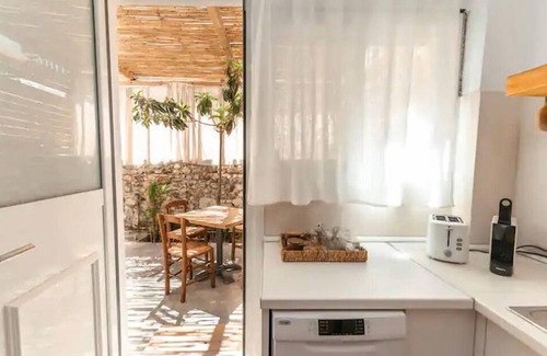 Kos Apartment | Modern LuxArt Apt 5' from Kos DΤ & beach. Ideal for couples.