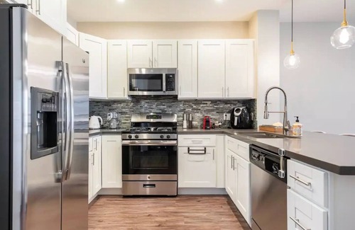 Valencia Apartment | Modern Luxe 1bd/1bath Dream Apartment by Six Flag Magic Mountain/Santa Clarita