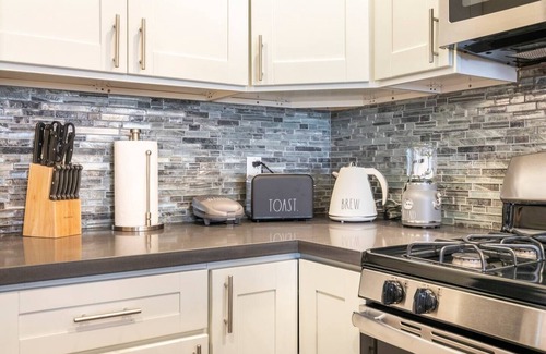 Valencia Apartment | Modern Luxe 1bd/1bath Dream Apartment by Six Flag Magic Mountain/Santa Clarita