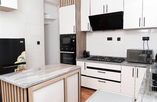 Ajah Apartment | Modern Luxe Apartment w/Gym & Pool