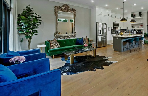 Northside House | ☆Modern Luxe Downtown Home w backyard oasis☆ HotTub Gazebo 2021sq.ft Sleeps 12