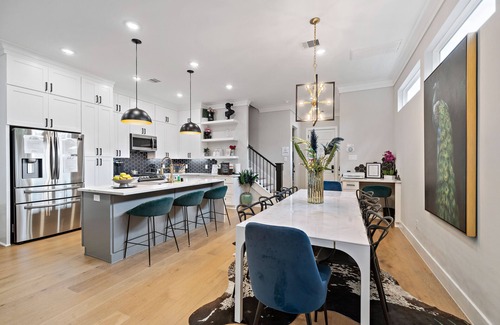 Northside House | ☆Modern Luxe Downtown Home w backyard oasis☆ HotTub Gazebo 2021sq.ft Sleeps 12