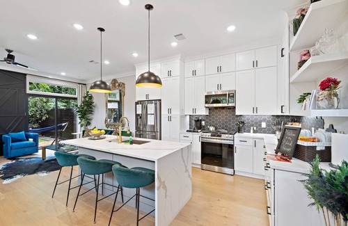 Northside House | ☆Modern Luxe Downtown Home w backyard oasis☆ HotTub Gazebo 2021sq.ft Sleeps 12