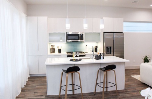 Houston House | Modern Luxe Home W/Free Parking, Self Check-in & Wifi