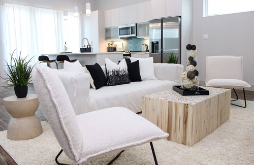 Houston House | Modern Luxe Home W/Free Parking, Self Check-in & Wifi