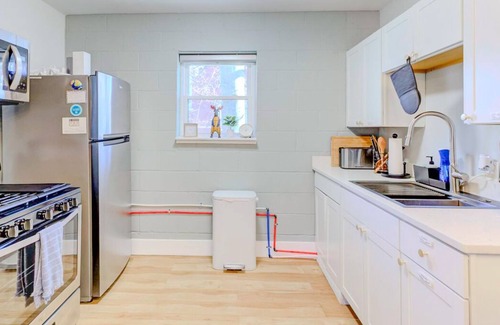 Downtown Memphis Apartment | Modern Luxe King Suite Loft + Free Parking & Wifi
