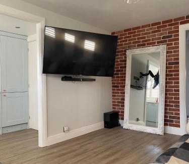 Billericay Apartment | Modern Luxe Maisonette Near Station With Free Parking