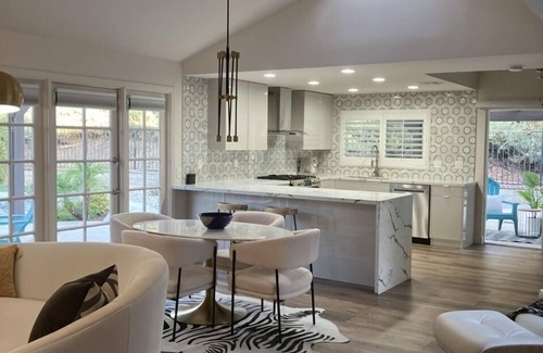 Valencia House | Modern Luxe Retreat !