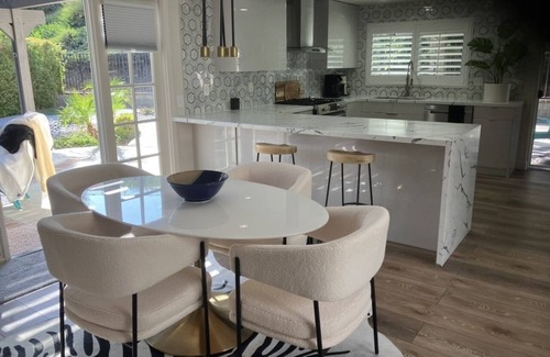 Valencia House | Modern Luxe Retreat !
