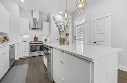 Central Business District House | Modern Luxe retreat in EaDo Downtown Houston few blocks from Minute Maid Park