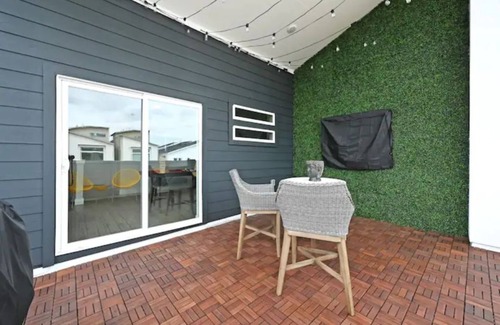 Central Business District House | Modern Luxe retreat in EaDo Downtown Houston few blocks from Minute Maid Park