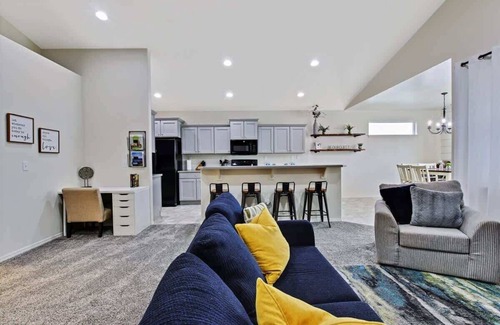 Nampa House | Modern, Luxurious 4-bedroom Centrally located home
