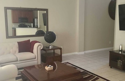 Carrollton House | Modern Luxurious Comfortable House 9 mins to Legacy West, and other dine-in area