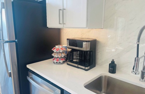 Deep Ellum Apartment | Modern & Luxurious Cozy Downtown City View Getaway