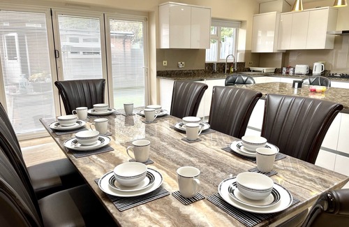 Tea Green House | Modern Luxurious Holiday House Near Airport with FREE Parking | Contractor