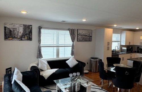 Elizabeth Apartment | Modern & Luxurious NYC-Themed 3-Bedroom Apartment Located Inside Gated Community