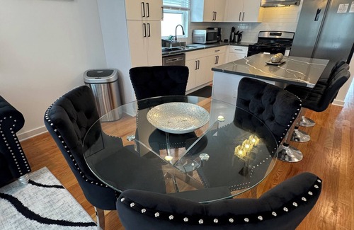 Elizabeth Apartment | Modern & Luxurious NYC-Themed 3-Bedroom Apartment Located Inside Gated Community