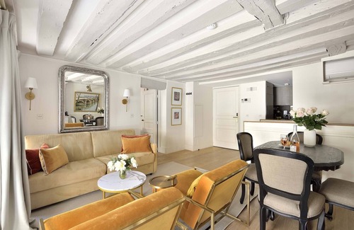 Paris City Center Apartment | Modern & Luxurious Split-Level on Ile de la Cite, Perfect for 4!