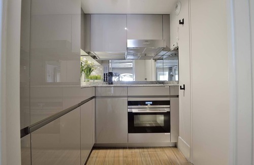 Paris City Center Apartment | Modern & Luxurious Split-Level on Ile de la Cite, Perfect for 4!