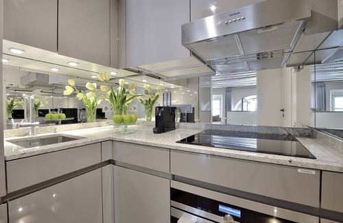 Paris City Center Apartment | Modern & Luxurious Split-Level on Ile de la Cite, Perfect for 4!