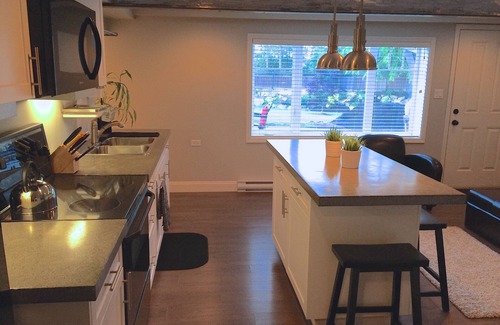 Sidney House | Modern Luxury 2 Bedroom Suite Minutes to the Ocean!
