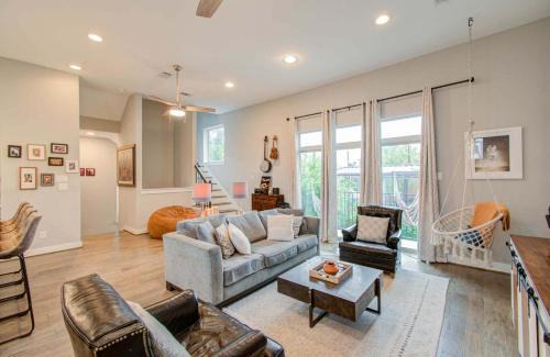 Washington Ave./ Memorial Park House | Modern Luxury 3-BD Mins to DT w Rooftop