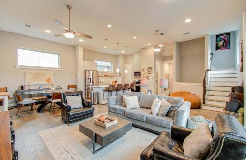 Washington Ave./ Memorial Park House | Modern Luxury 3-BD Mins to DT w Rooftop